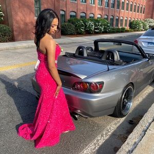 Hey I’m selling my prom dress